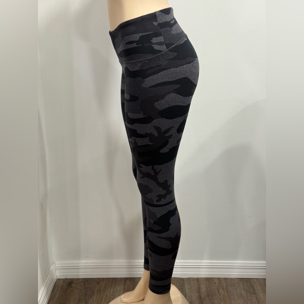 Tuff Athletics Black and Gray Camo Leggings Size Small - Picture 2 of 5